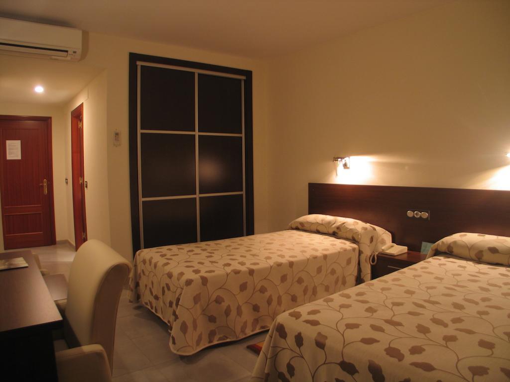 Hotel San Cristobal Кориа Номер фото