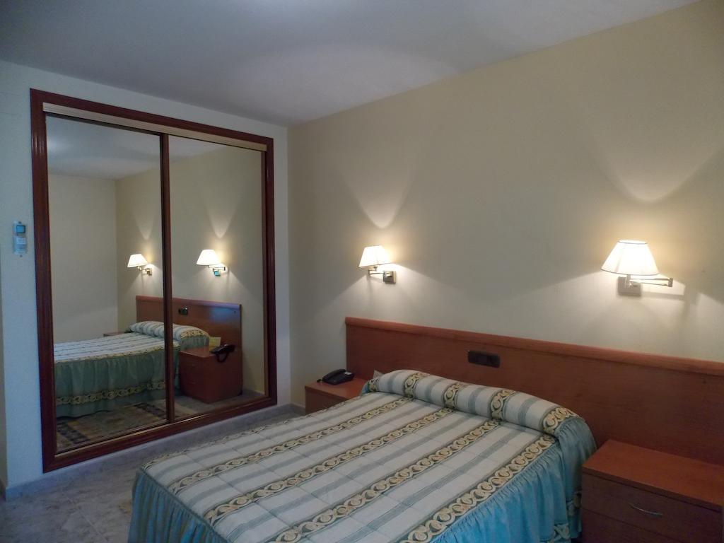 Hotel San Cristobal Кориа Номер фото